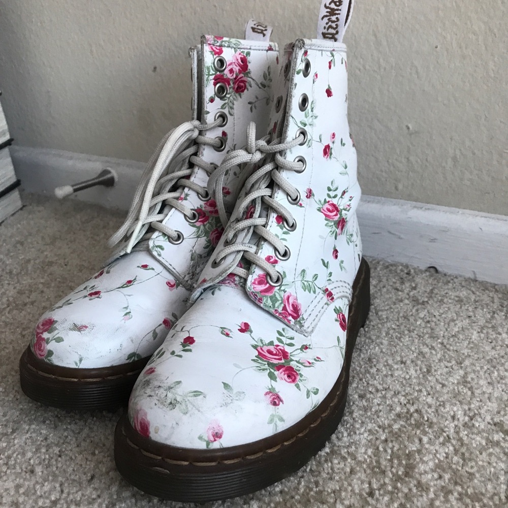 WHITE FLORAL DOC MARTENS